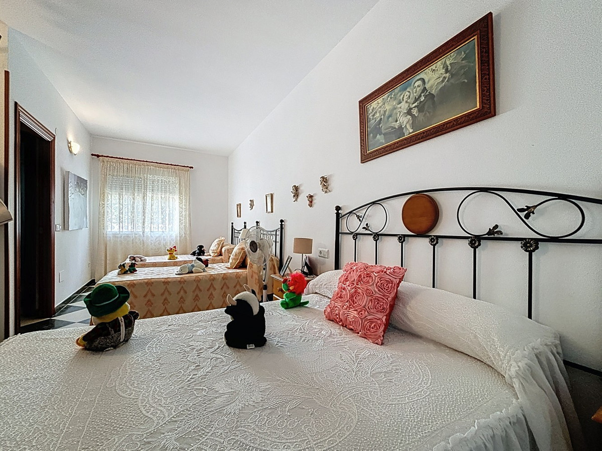 5 Bed Townhouse for sale in La Viñuela Costa Del Sol East, Málaga, Spain