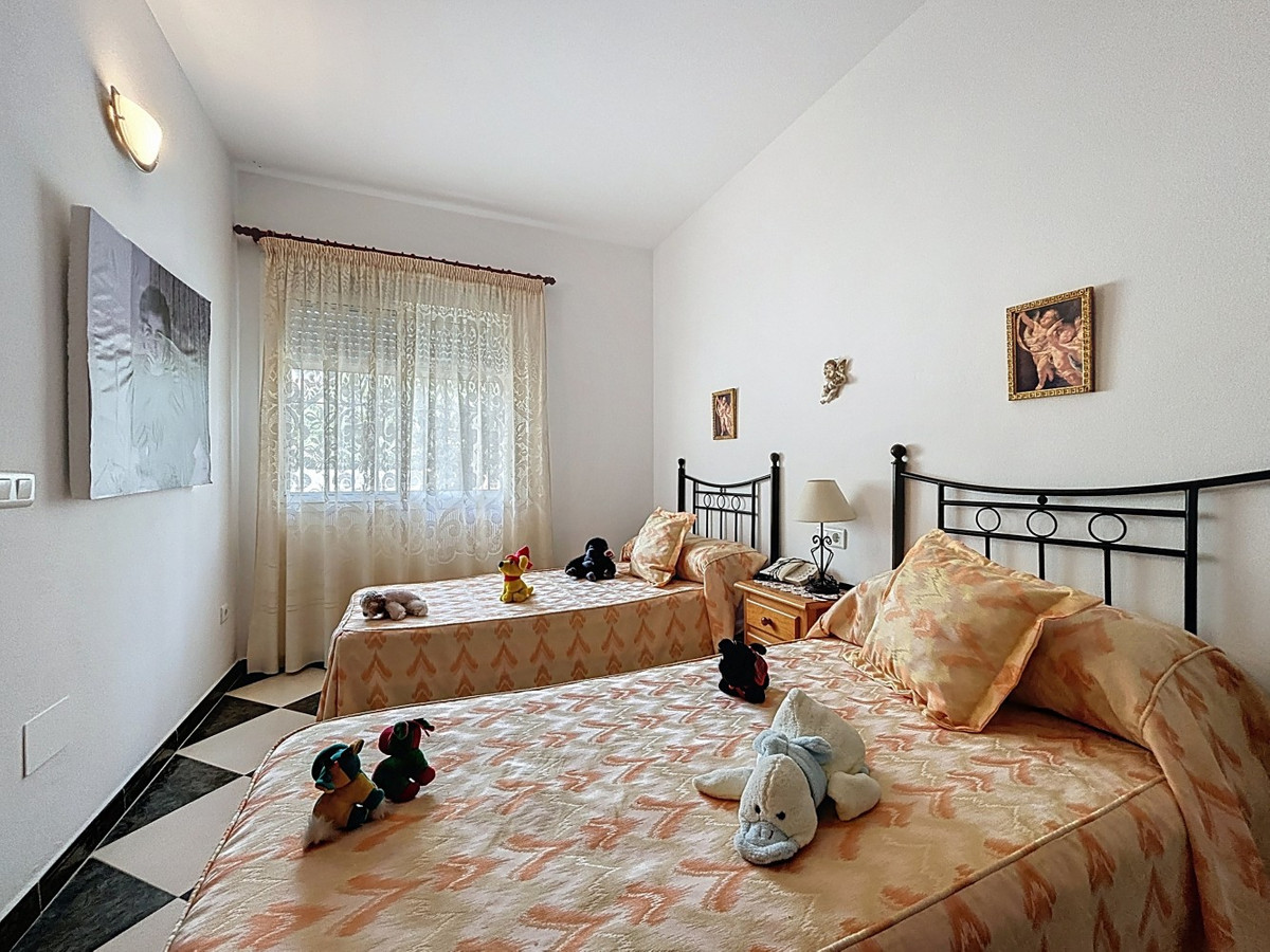 5 Bed Townhouse for sale in La Viñuela Costa Del Sol East, Málaga, Spain