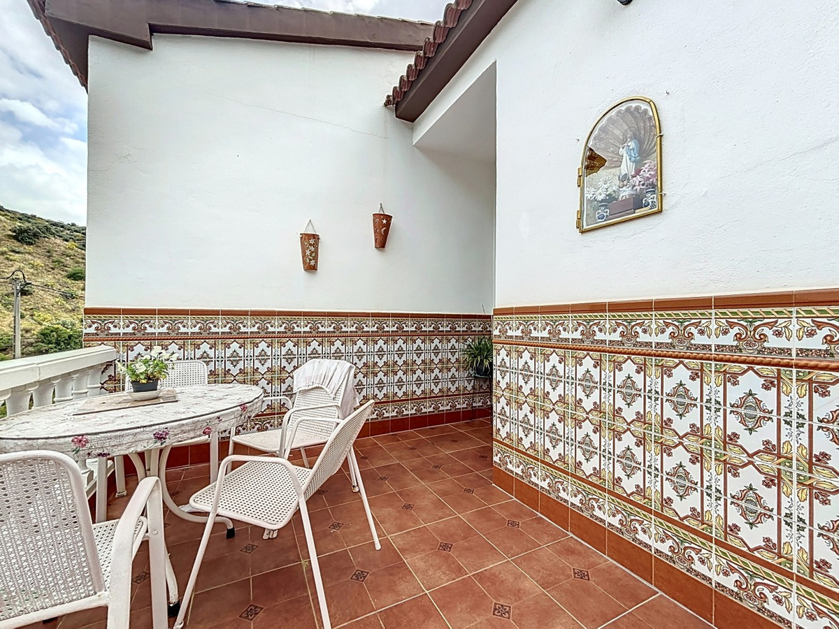 5 Bed Townhouse for sale in La Viñuela Costa Del Sol East, Málaga, Spain
