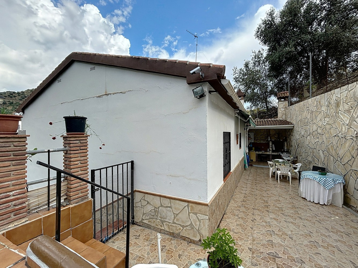 5 Bed Townhouse for sale in La Viñuela Costa Del Sol East, Málaga, Spain