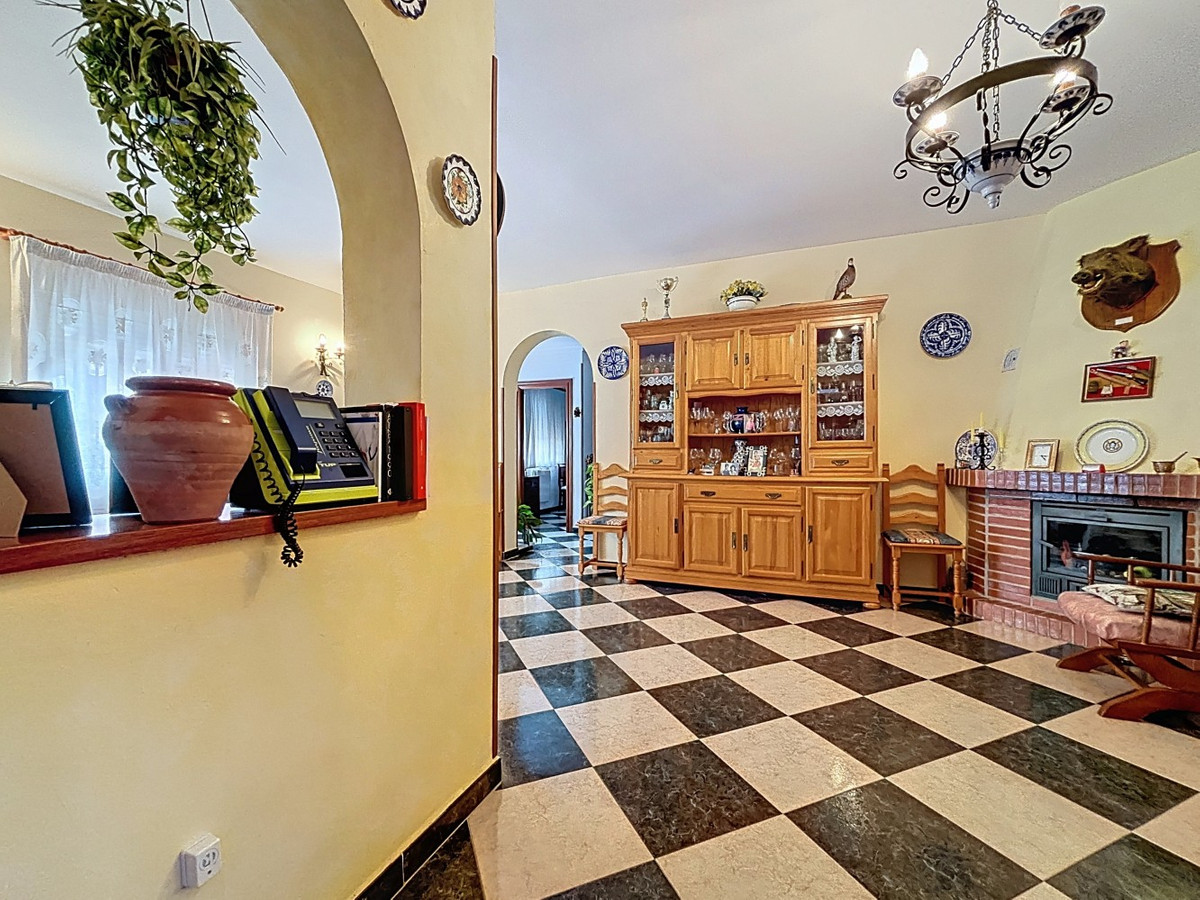 5 Bed Townhouse for sale in La Viñuela Costa Del Sol East, Málaga, Spain