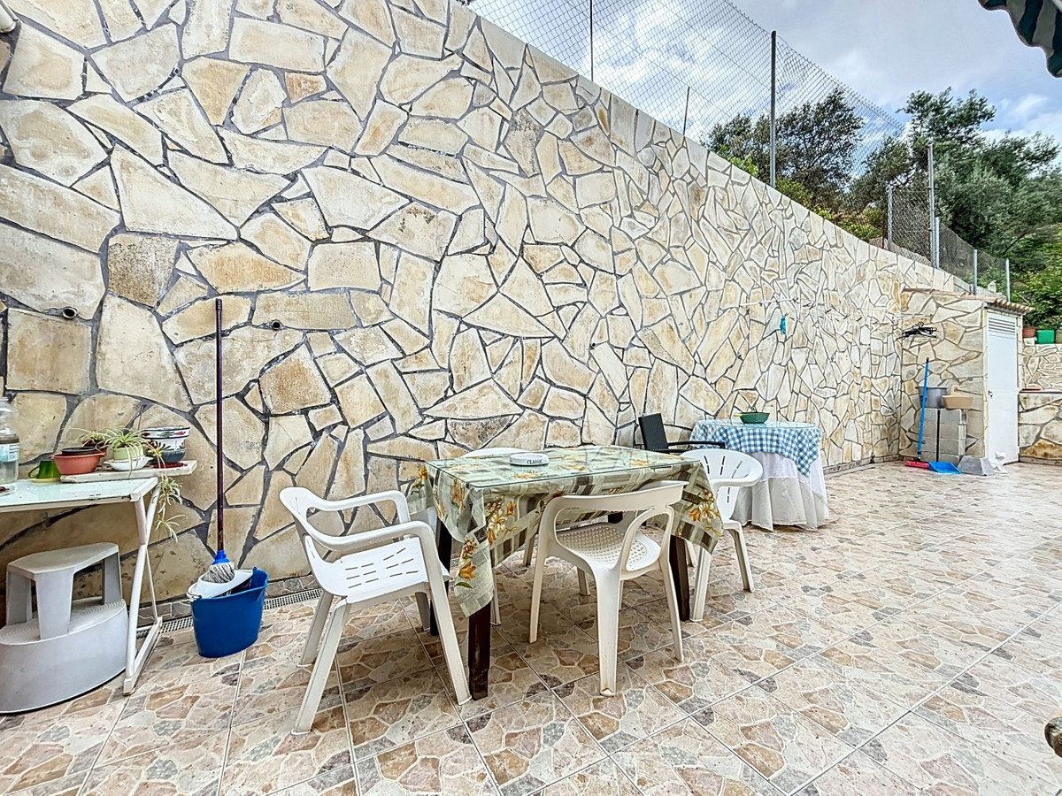 5 Bed Townhouse for sale in La Viñuela Costa Del Sol East, Málaga, Spain