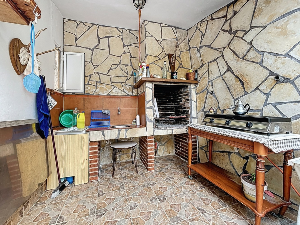 5 Bed Townhouse for sale in La Viñuela Costa Del Sol East, Málaga, Spain