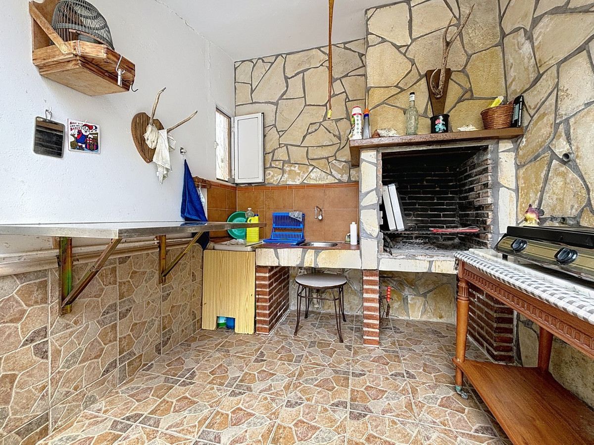 5 Bed Townhouse for sale in La Viñuela Costa Del Sol East, Málaga, Spain