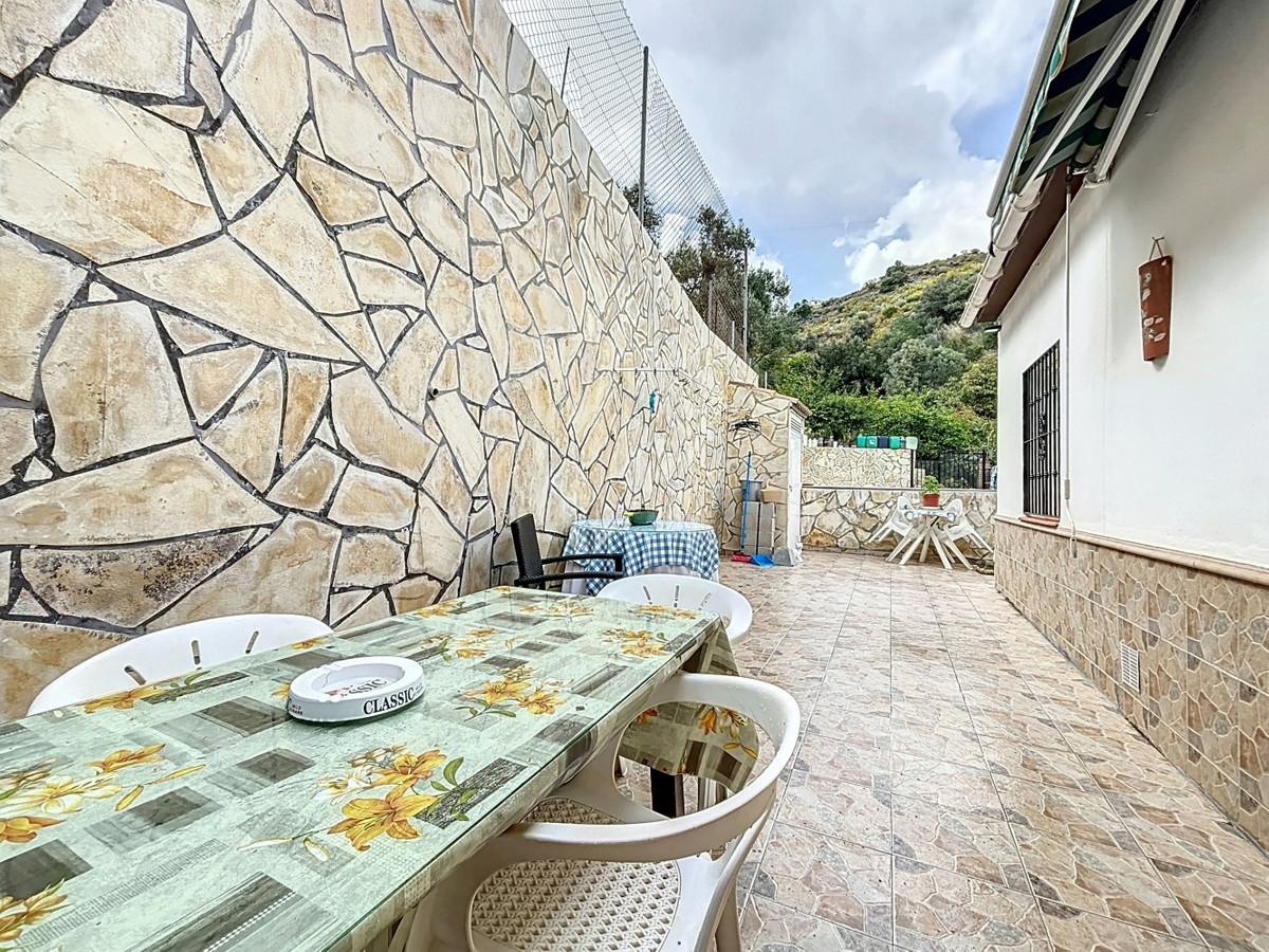 5 Bed Townhouse for sale in La Viñuela Costa Del Sol East, Málaga, Spain