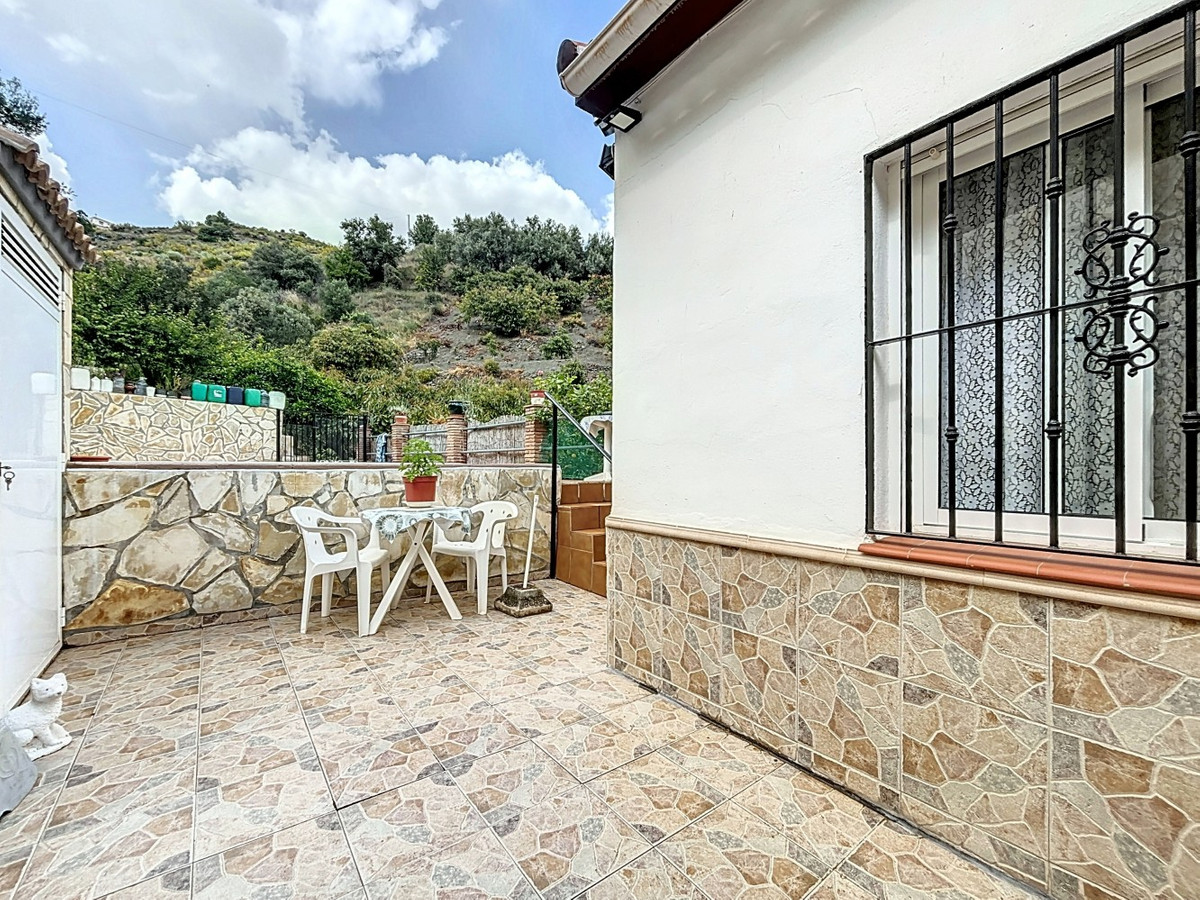 5 Bed Townhouse for sale in La Viñuela Costa Del Sol East, Málaga, Spain