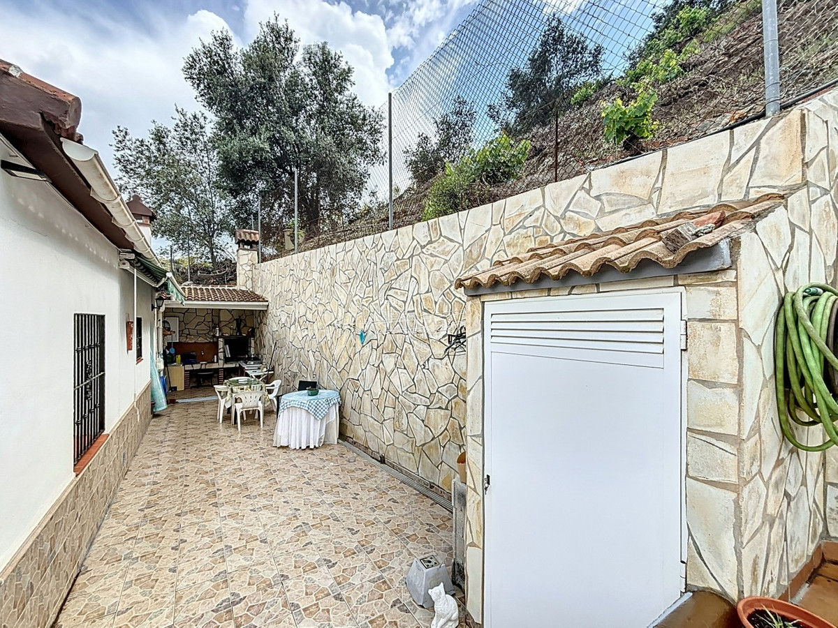 5 Bed Townhouse for sale in La Viñuela Costa Del Sol East, Málaga, Spain