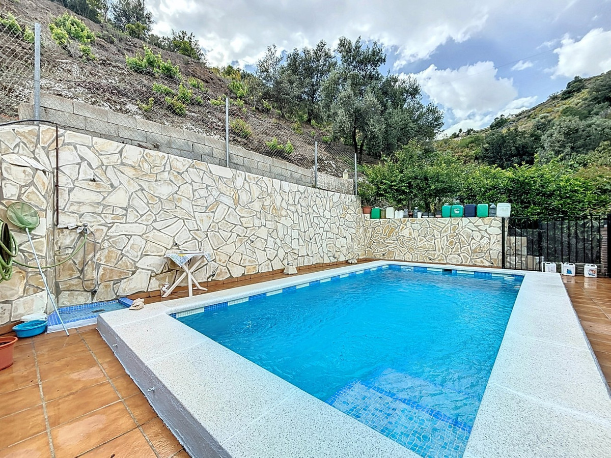 5 Bed Townhouse for sale in La Viñuela Costa Del Sol East, Málaga, Spain