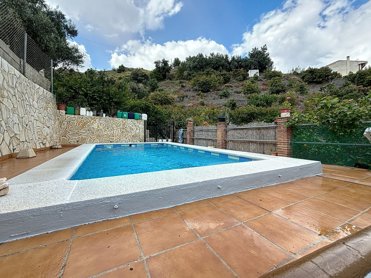 5 Bed Townhouse for sale in La Viñuela Costa Del Sol East, Málaga, Spain