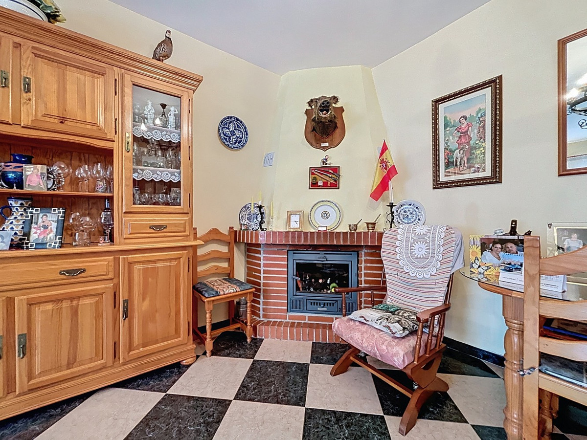 5 Bed Townhouse for sale in La Viñuela Costa Del Sol East, Málaga, Spain