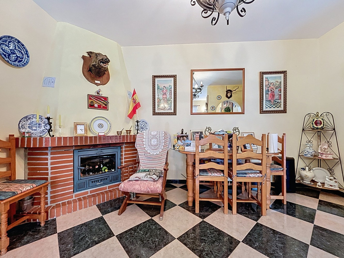 5 Bed Townhouse for sale in La Viñuela Costa Del Sol East, Málaga, Spain