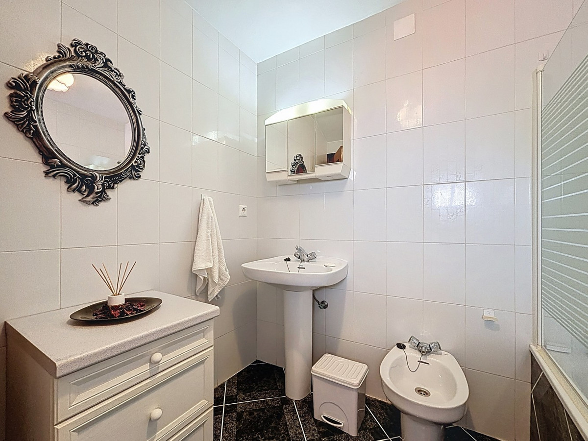 Se vende Pareada de 5 dormitorios en Costa Del Sol East, Málaga, España