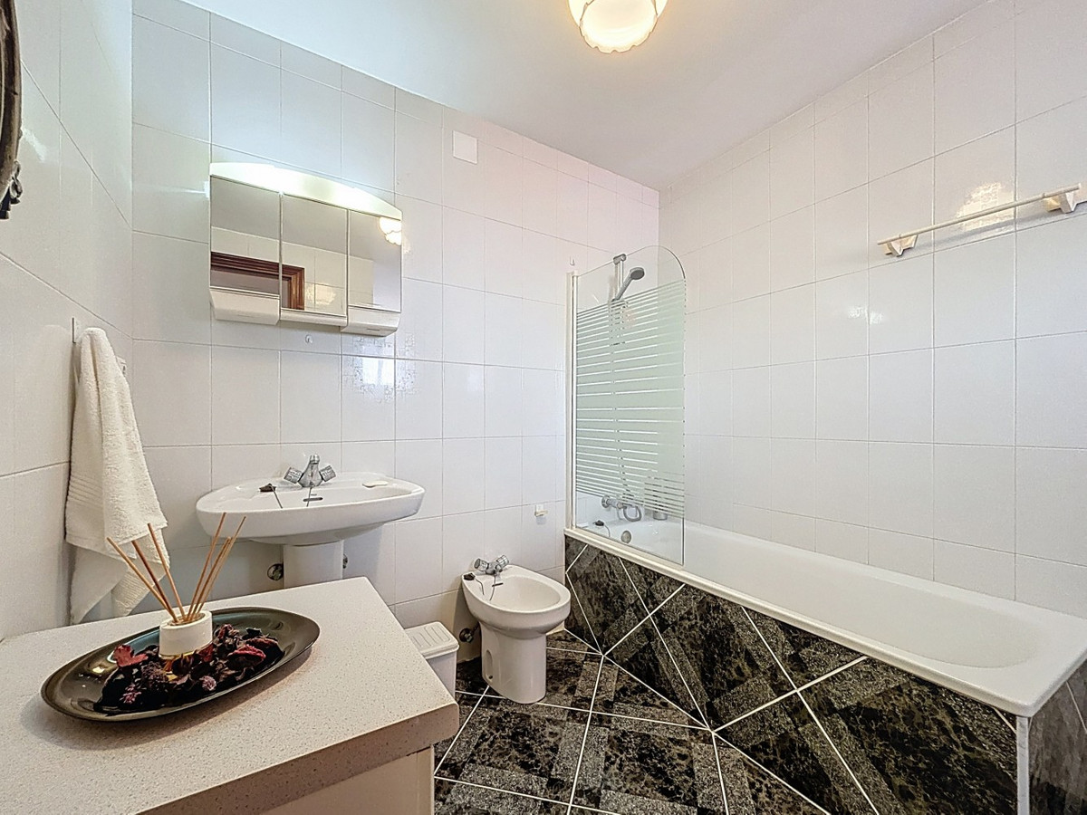 Se vende Pareada de 5 dormitorios en Costa Del Sol East, Málaga, España