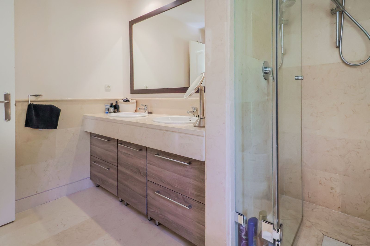 2 Bed Apartment for sale in Benahavís Costa Del Sol, Málaga, Spain