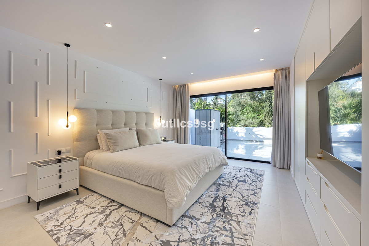 3 Bed Apartment for sale in The Golden Mile Costa Del Sol, Málaga, Spain