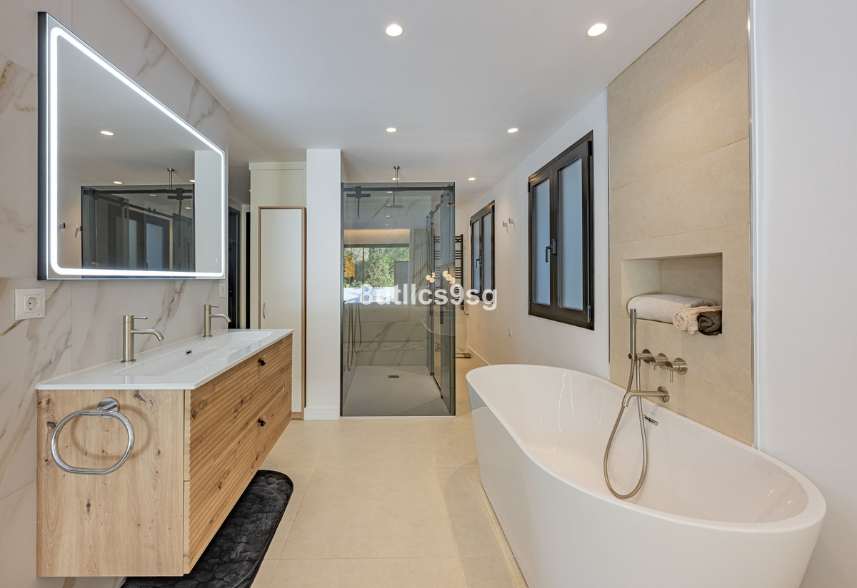 3 Bed Apartment for sale in The Golden Mile Costa Del Sol, Málaga, Spain