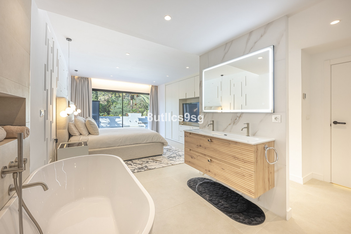 3 Bed Apartment for sale in The Golden Mile Costa Del Sol, Málaga, Spain