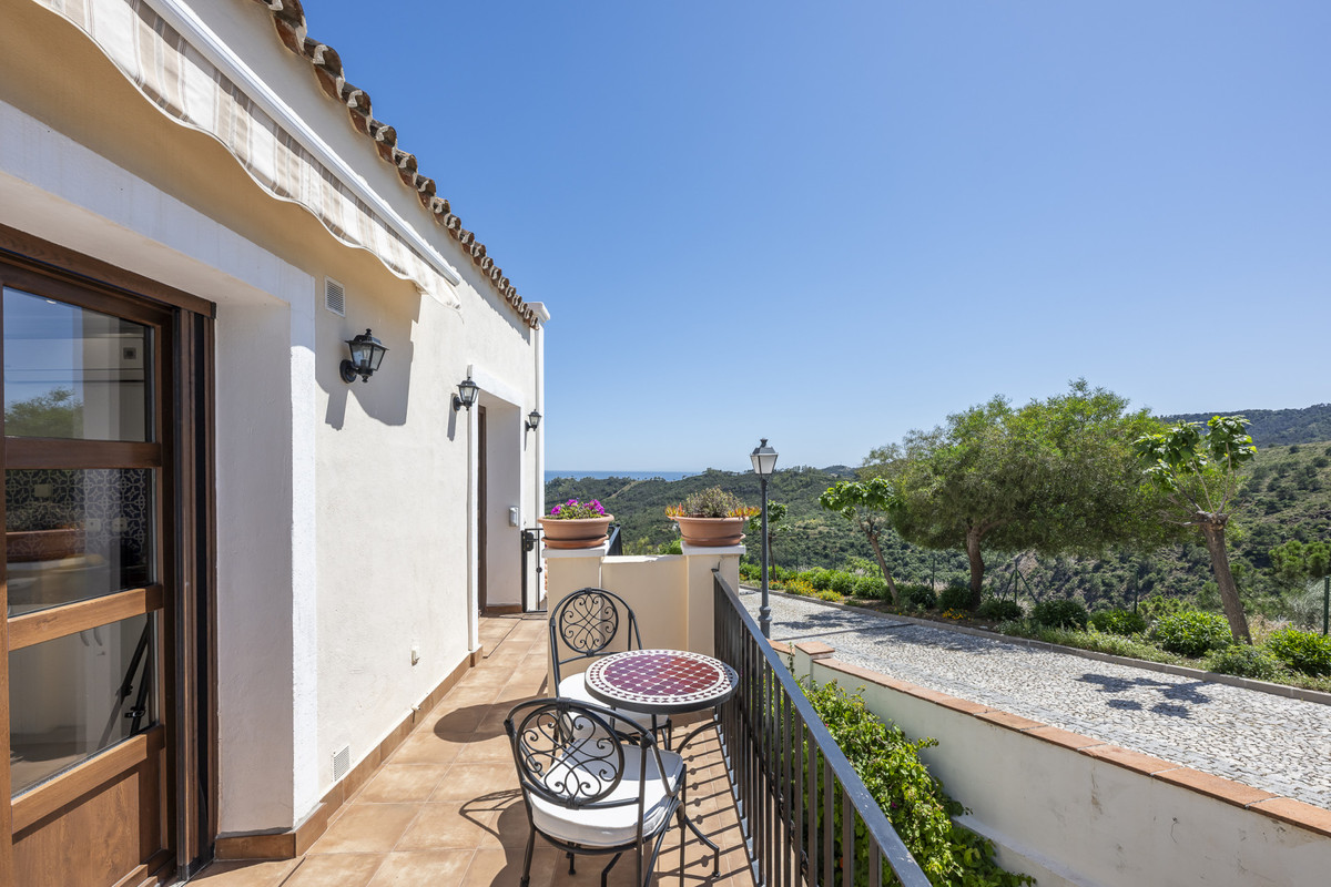 4 Bed Townhouse for sale in Benahavís Costa Del Sol, Málaga, Spain