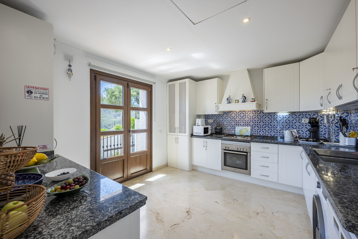 4 Bed Townhouse for sale in Benahavís Costa Del Sol, Málaga, Spain