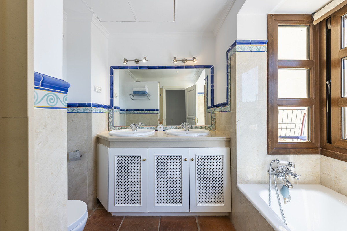 4 Bed Townhouse for sale in Benahavís Costa Del Sol, Málaga, Spain