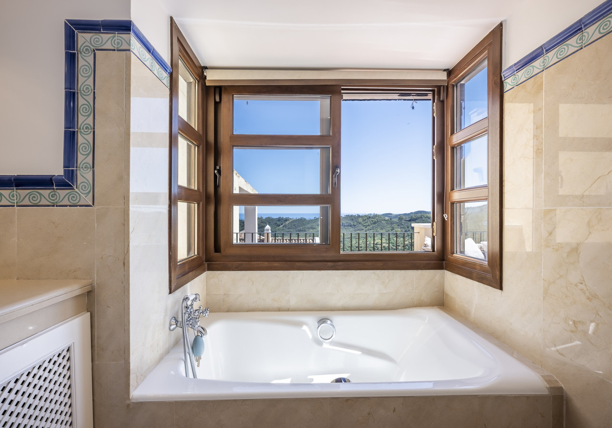 4 Bed Townhouse for sale in Benahavís Costa Del Sol, Málaga, Spain