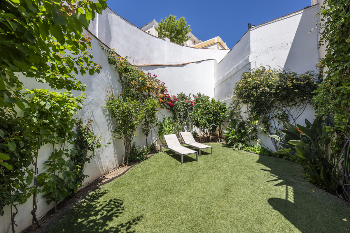 4 Bed Townhouse for sale in Benahavís Costa Del Sol, Málaga, Spain