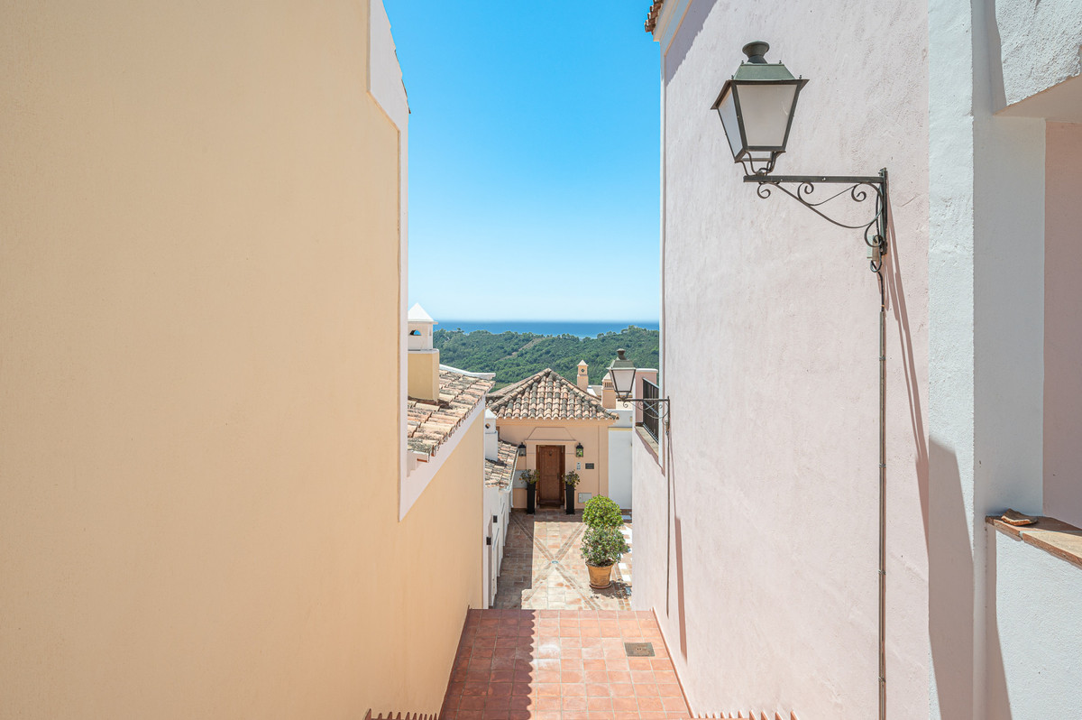 4 Bed Townhouse for sale in Benahavís Costa Del Sol, Málaga, Spain