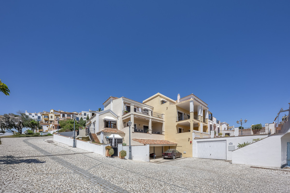 4 Bed Townhouse for sale in Benahavís Costa Del Sol, Málaga, Spain