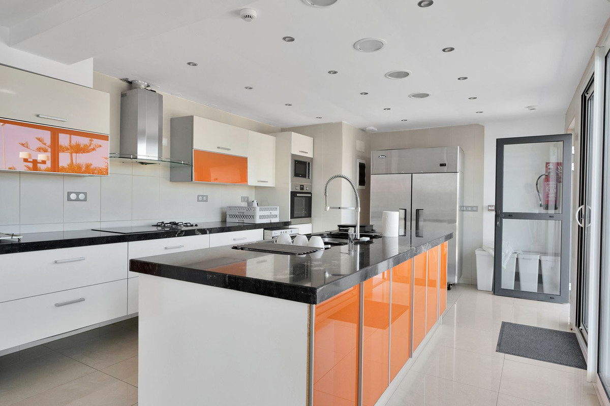 Se vende Villa - Chalet de 16 dormitorios en Costa Del Sol, Málaga, España