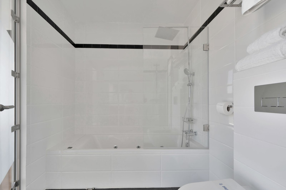Se vende Villa - Chalet de 16 dormitorios en Costa Del Sol, Málaga, España