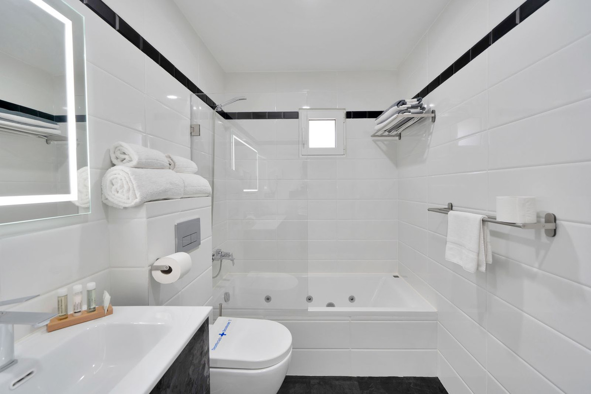 Se vende Villa - Chalet de 16 dormitorios en Costa Del Sol, Málaga, España