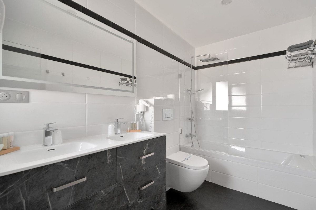 Se vende Villa - Chalet de 16 dormitorios en Costa Del Sol, Málaga, España