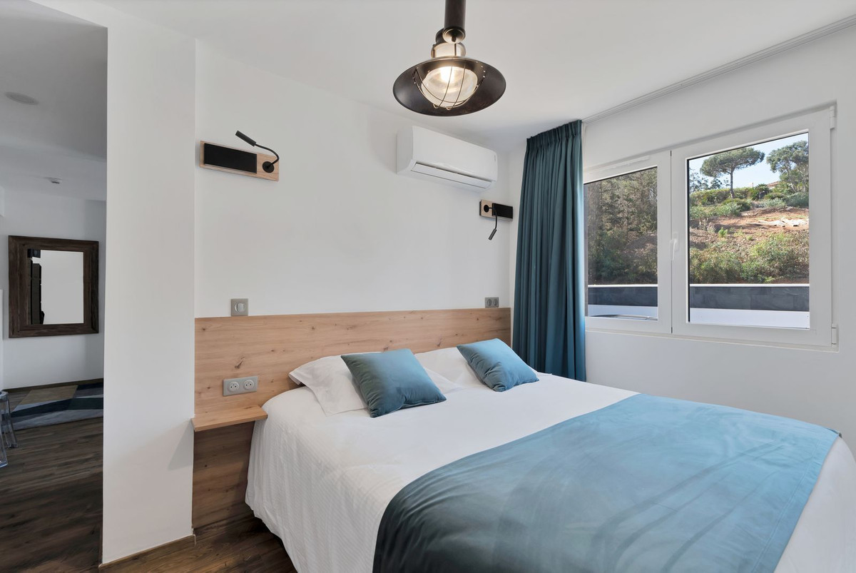 Se vende Villa - Chalet de 16 dormitorios en Costa Del Sol, Málaga, España