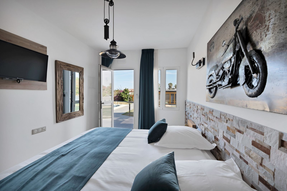 Se vende Villa - Chalet de 16 dormitorios en Costa Del Sol, Málaga, España