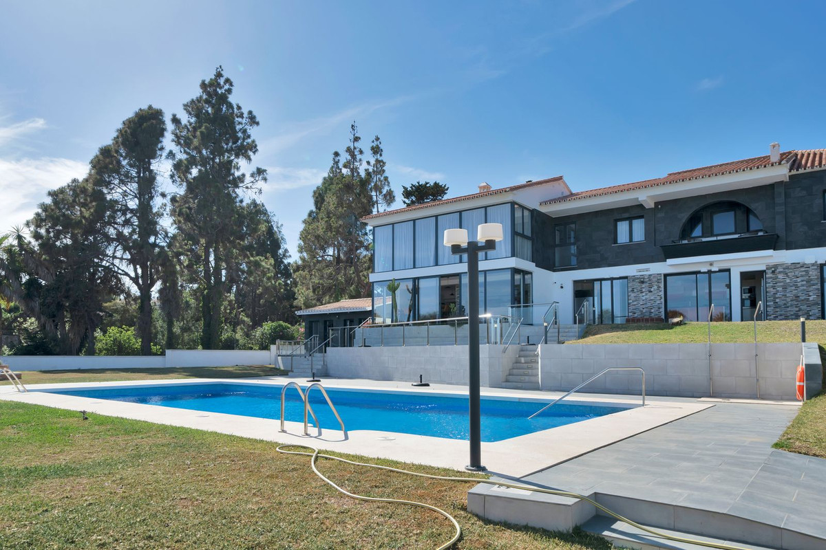 Se vende Villa - Chalet de 16 dormitorios en Costa Del Sol, Málaga, España