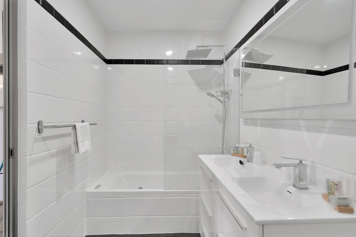 Se vende Villa - Chalet de 16 dormitorios en Costa Del Sol, Málaga, España