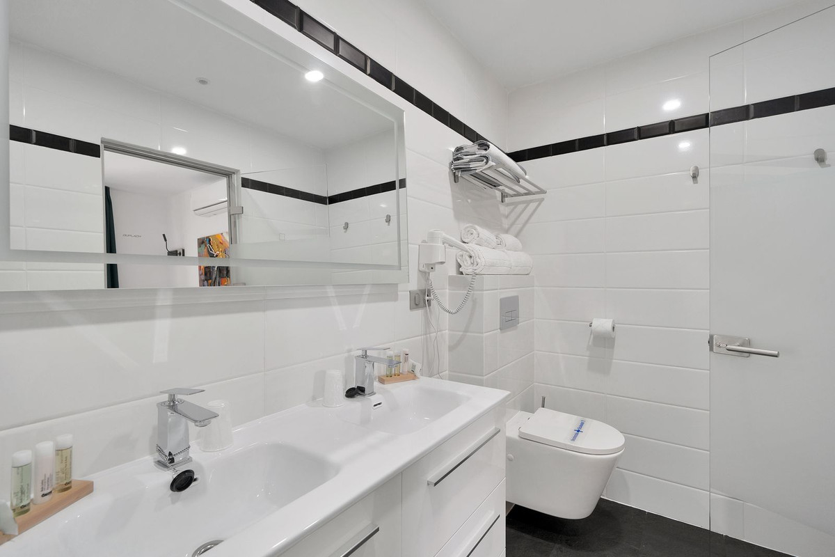 Se vende Villa - Chalet de 16 dormitorios en Costa Del Sol, Málaga, España