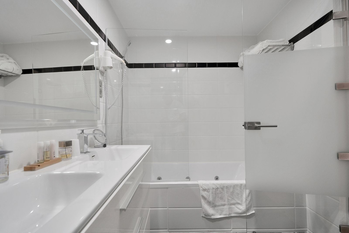 Se vende Villa - Chalet de 16 dormitorios en Costa Del Sol, Málaga, España