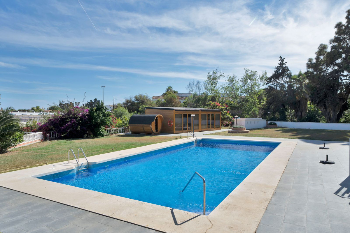 Se vende Villa - Chalet de 16 dormitorios en Costa Del Sol, Málaga, España
