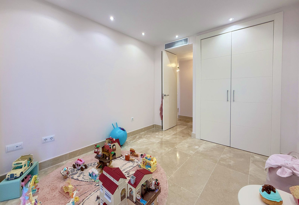 3 Bed Apartment for sale in La Duquesa Costa Del Sol, Málaga, Spain