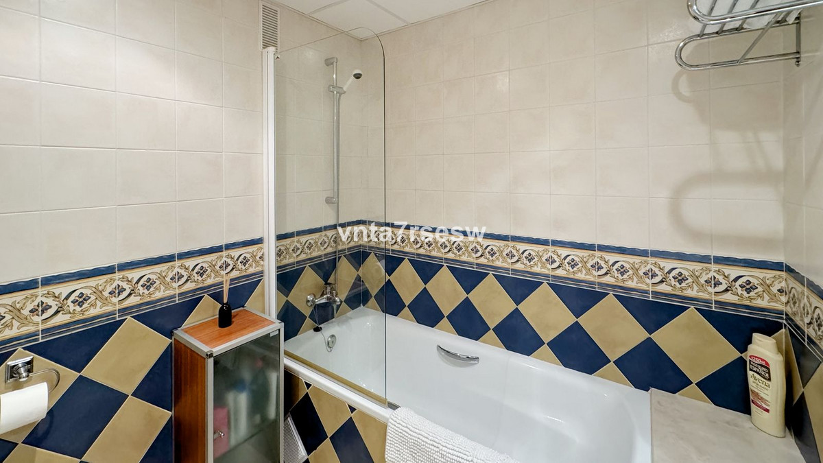 Se vende Apartamento Planta Media de 2 dormitorios en Costa Del Sol, Málaga, España