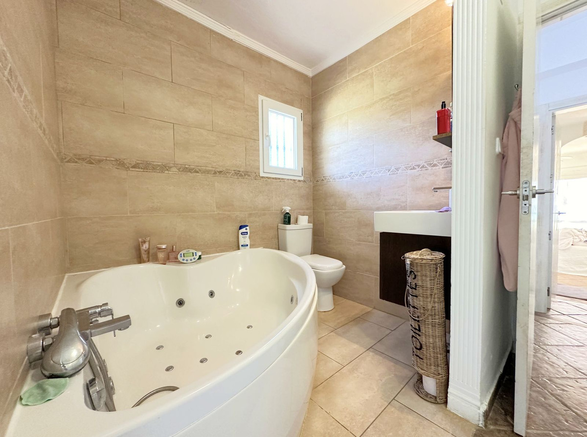 Se vende Villa - Chalet de 3 dormitorios en Costa Del Sol, Málaga, España