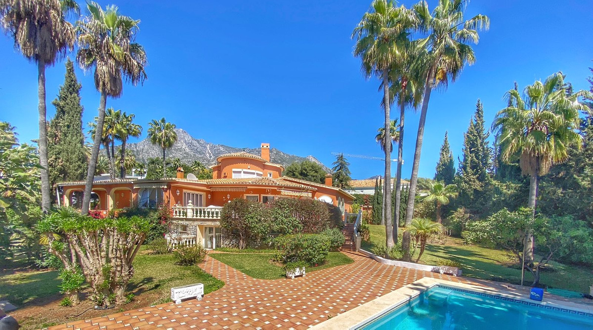 6 Bed Townhouse for sale in Nagüeles Costa Del Sol, Málaga, Spain