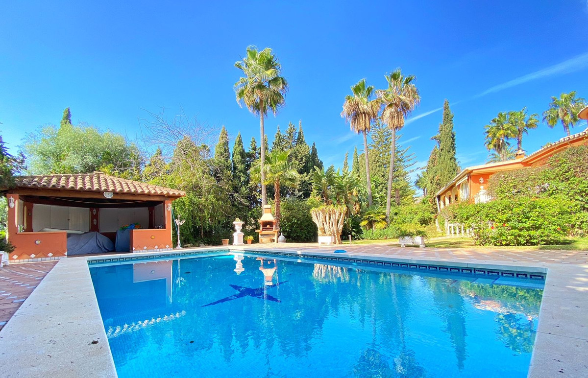 6 Bed Townhouse for sale in Nagüeles Costa Del Sol, Málaga, Spain