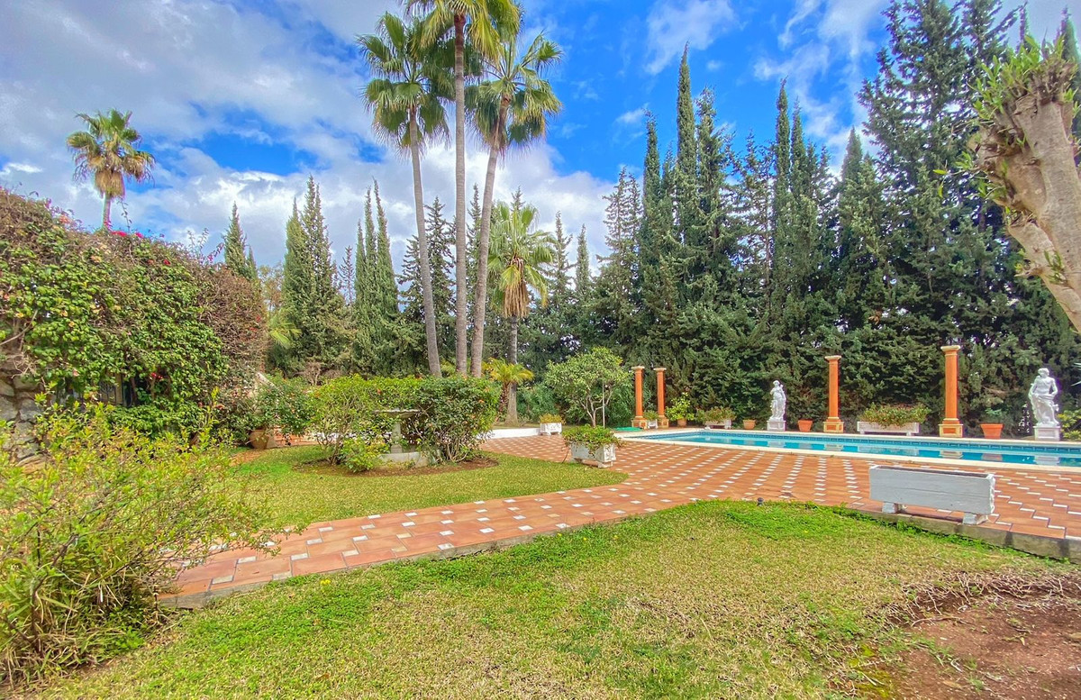 6 Bed Townhouse for sale in Nagüeles Costa Del Sol, Málaga, Spain