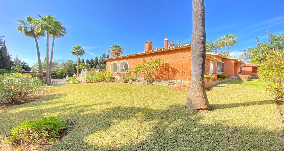 6 Bed Townhouse for sale in Nagüeles Costa Del Sol, Málaga, Spain