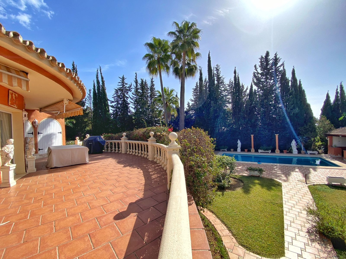 6 Bed Townhouse for sale in Nagüeles Costa Del Sol, Málaga, Spain