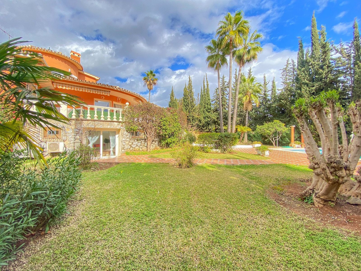 6 Bed Townhouse for sale in Nagüeles Costa Del Sol, Málaga, Spain