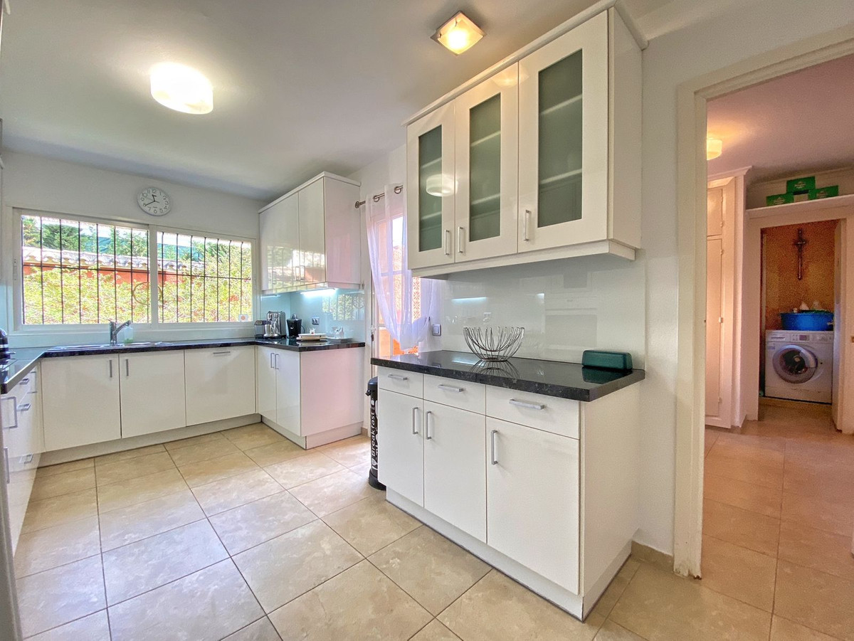6 Bed Townhouse for sale in Nagüeles Costa Del Sol, Málaga, Spain