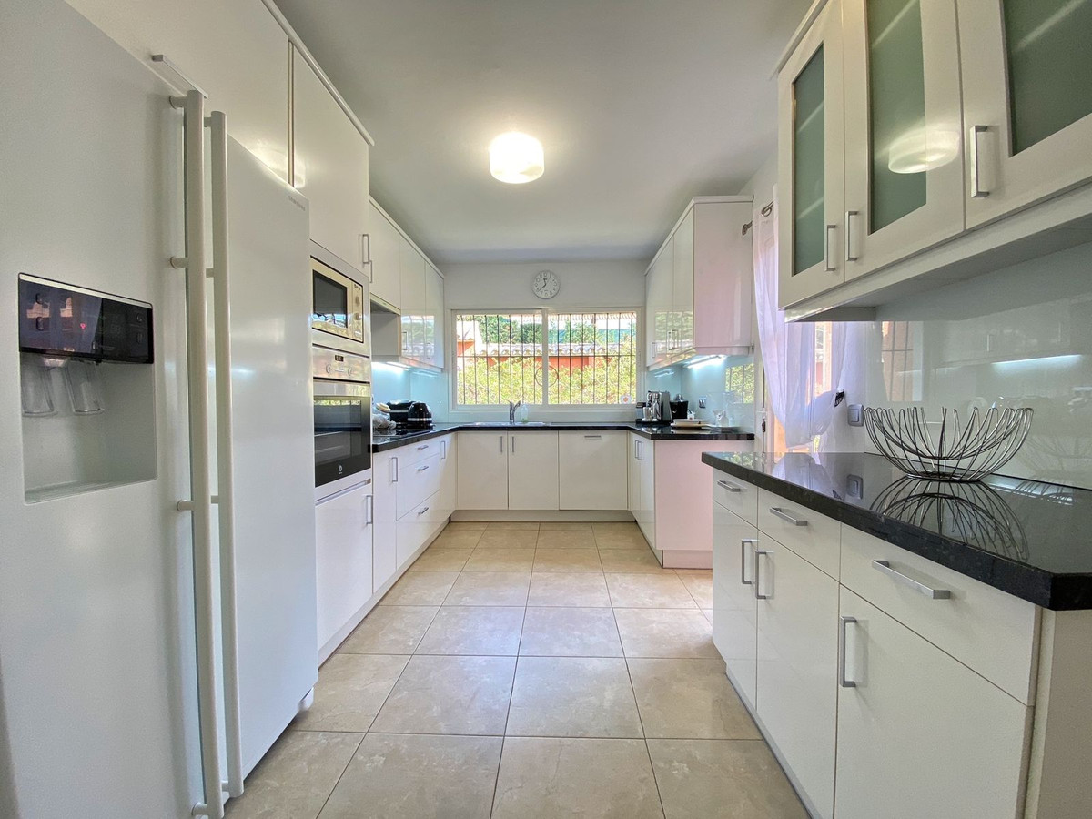 6 Bed Townhouse for sale in Nagüeles Costa Del Sol, Málaga, Spain